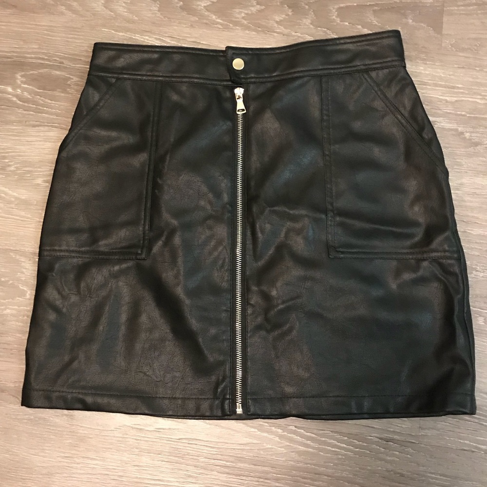 FAUX LEATHER SKIRT 🖤💅🏽